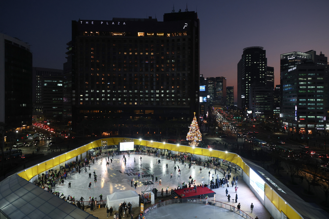Skaters enjoy the ice at Seoul Plaza on Friday. (Yonhap)