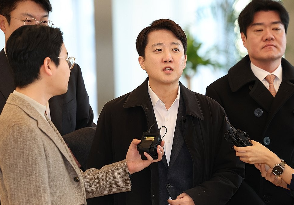 Rep. Lee Jun-seok of the New Reform Party speaks to reporters in Seoul on Sunday, as he arrives for questioning at the office of special counsel Min Joong-ki's team. (Yonhap)