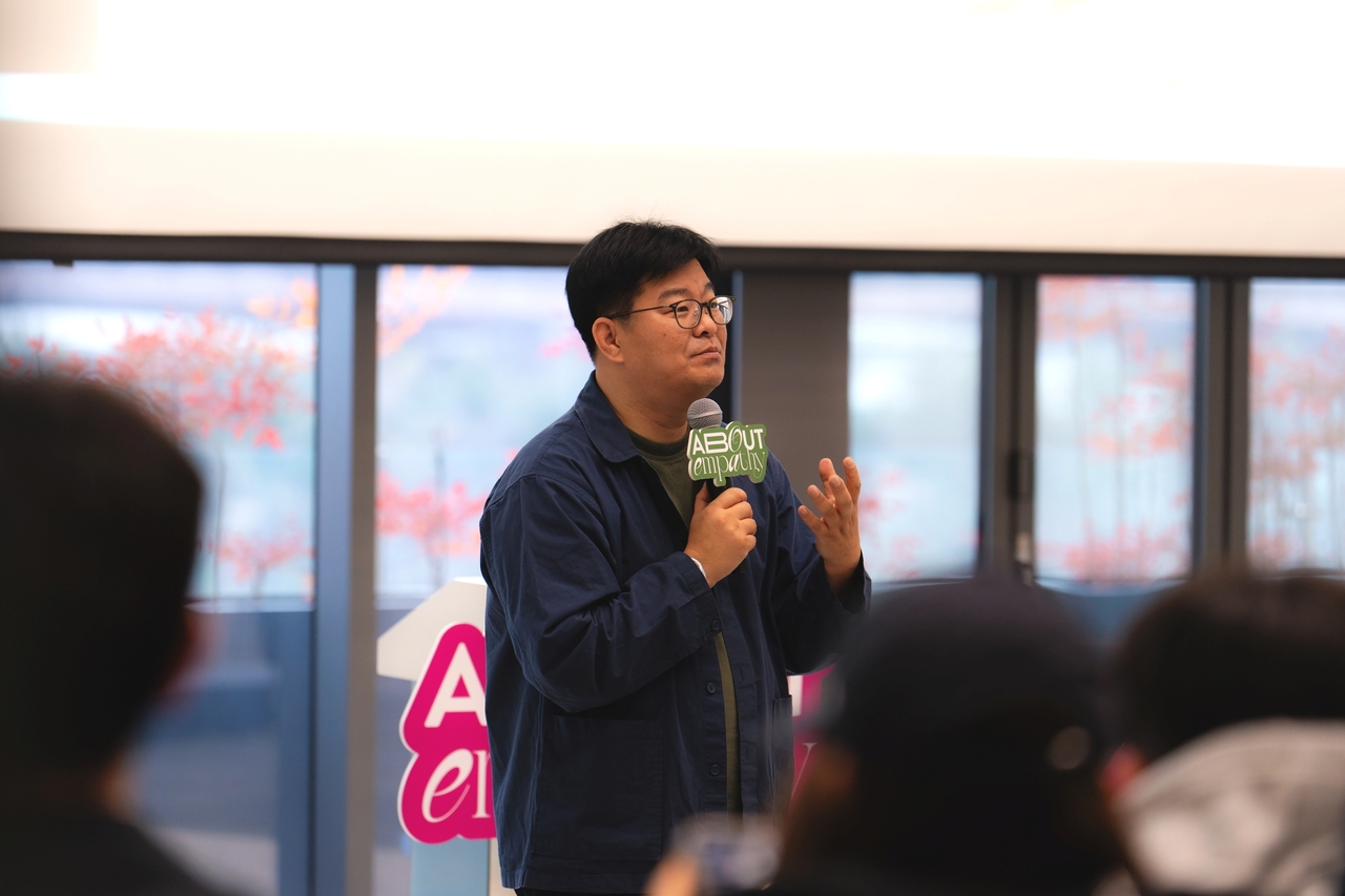 20일 서울 강남 씨스퀘어에서 열린 제3회 공감교육 토크콘서트 ‘About Empathy’에서 카이스트 정재승 교수가 특강을 펼치고 있다. [풀무원 제공]