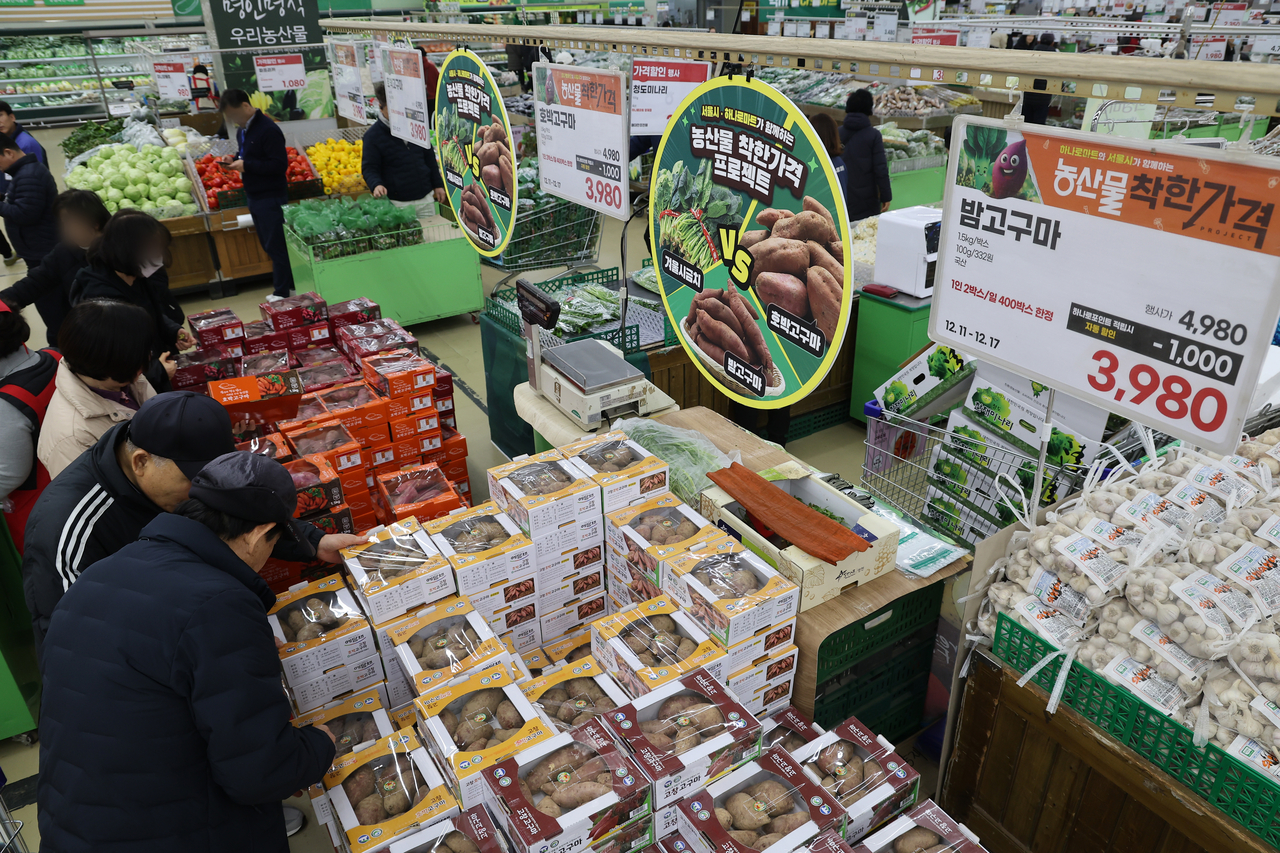 Visitors purchase fresh products at a supermarket in southern Seoul on Dec. 11. (Yonhap)