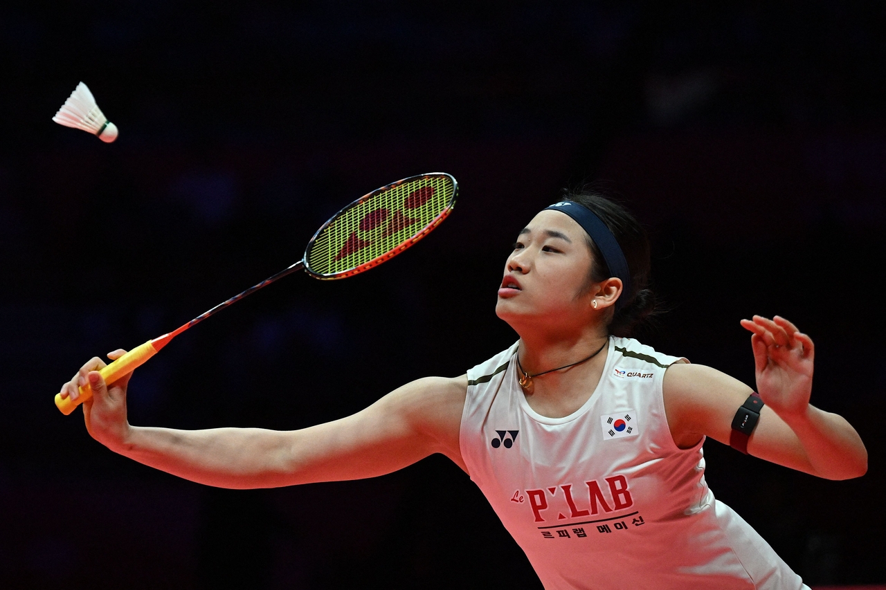 An Se-young of South Korea hits a shot to Wang Zhiyi of China during the women's singles final at the Badminton World Federation World Tour Finals at Hangzhou Olympic Sports Centre Gymnasium in Hangzhou, China, on Sunday.  (Yonhap)