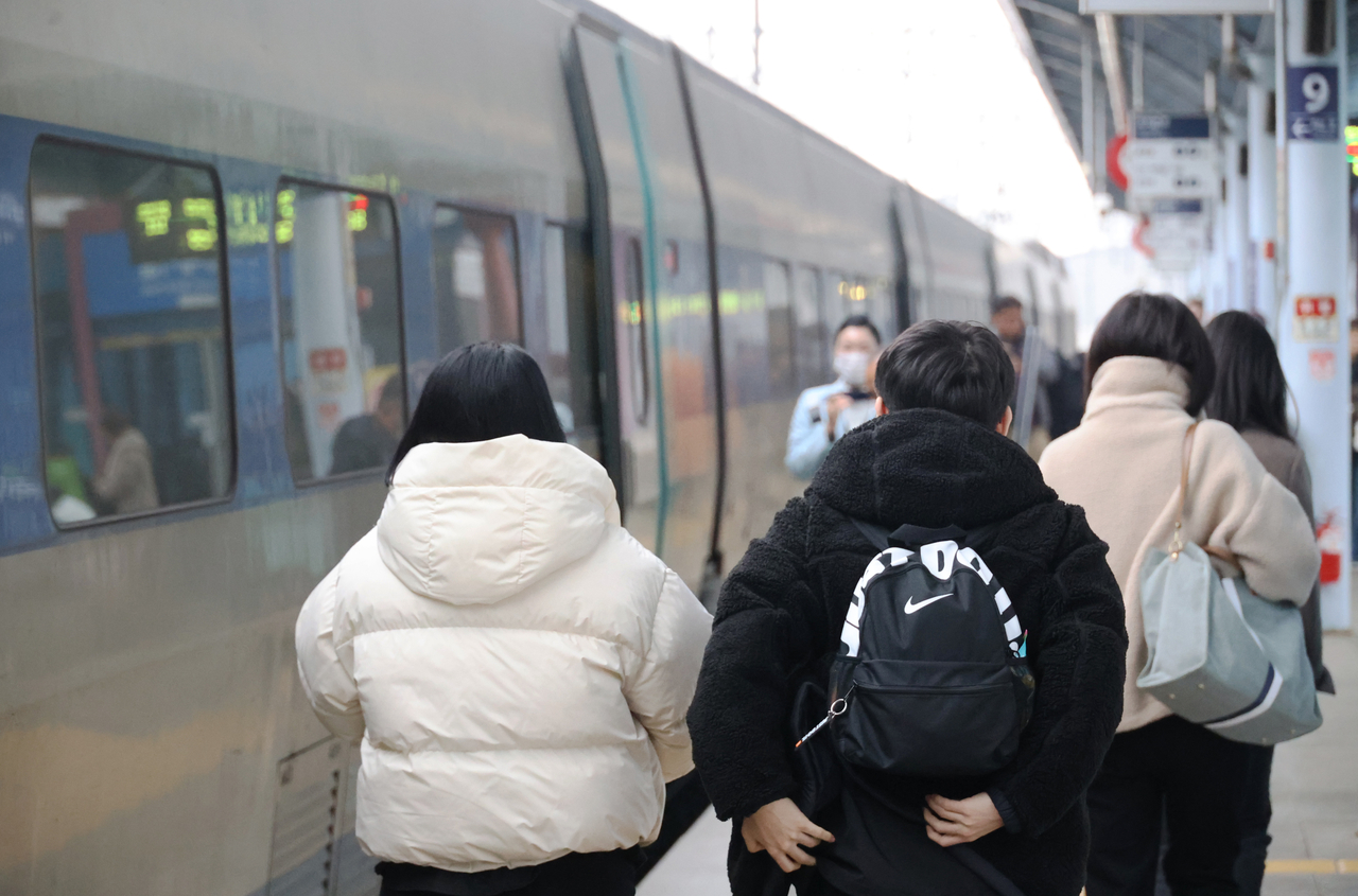 High-speed train passengers are seen in Daejeon Station on Dec. 11. (Yonhap)
