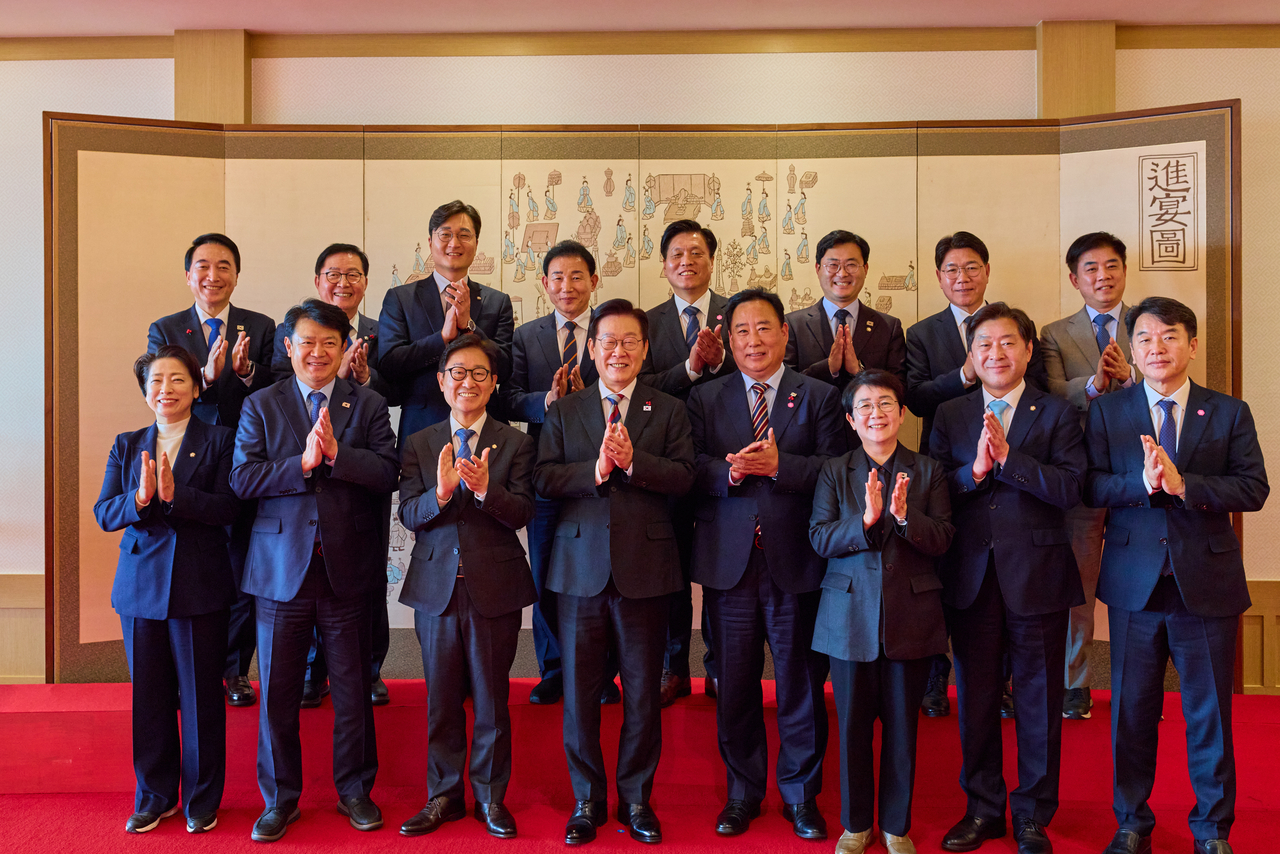 President Lee Jae Myung (fourth from left, front) poses for a photo with Democratic Party of Korea lawmakers elected in Daejeon and South Chungcheong Province during a lunch meeting in his office in Seoul Thursday. (Presidential office)
