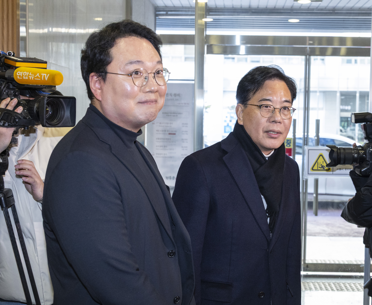 Reps. Song Eon-seog (right) of the People Power Party and Chun Ha-ram of the Reform Party speak to reporters in front of a restaurant in Yeouido, Seoul, Sunday. (Yonhap)