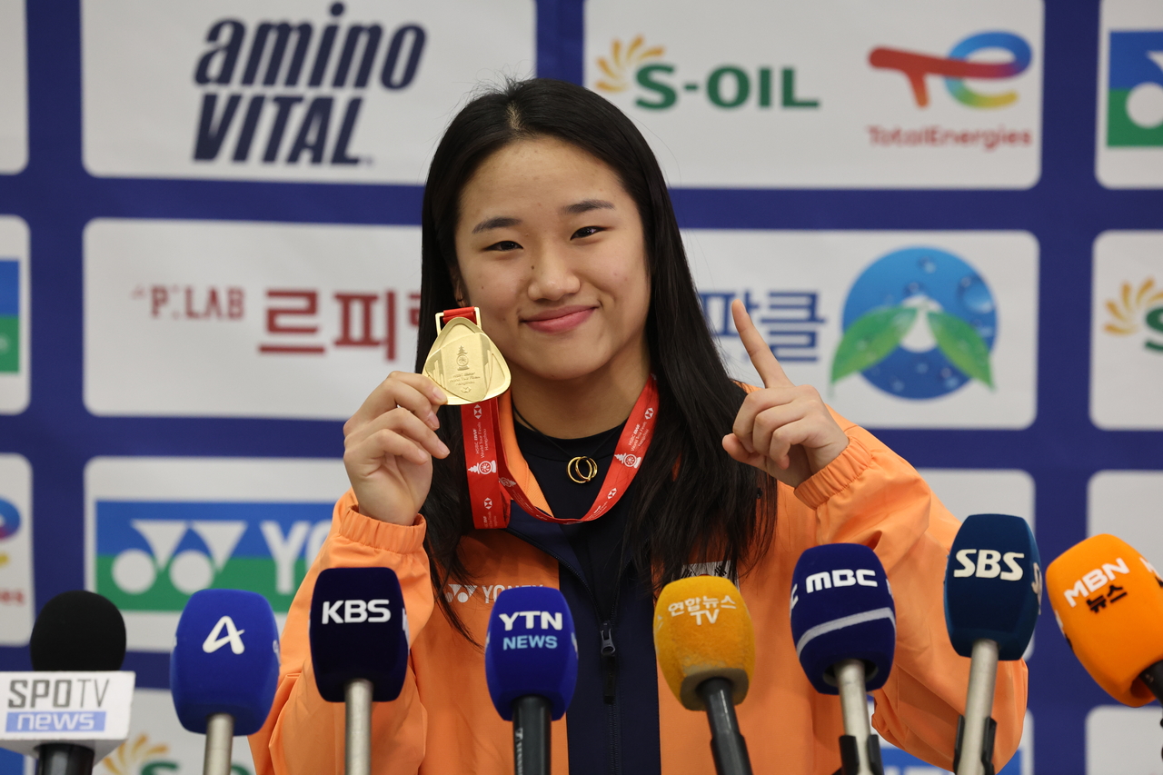 South Korean badminton player An Se-young poses with her gold medal from the women's singles event at the Badminton World Federation World Tour Finals after a media scrum at Incheon International Airport, west of Seoul, on Monday. (Yonhap)