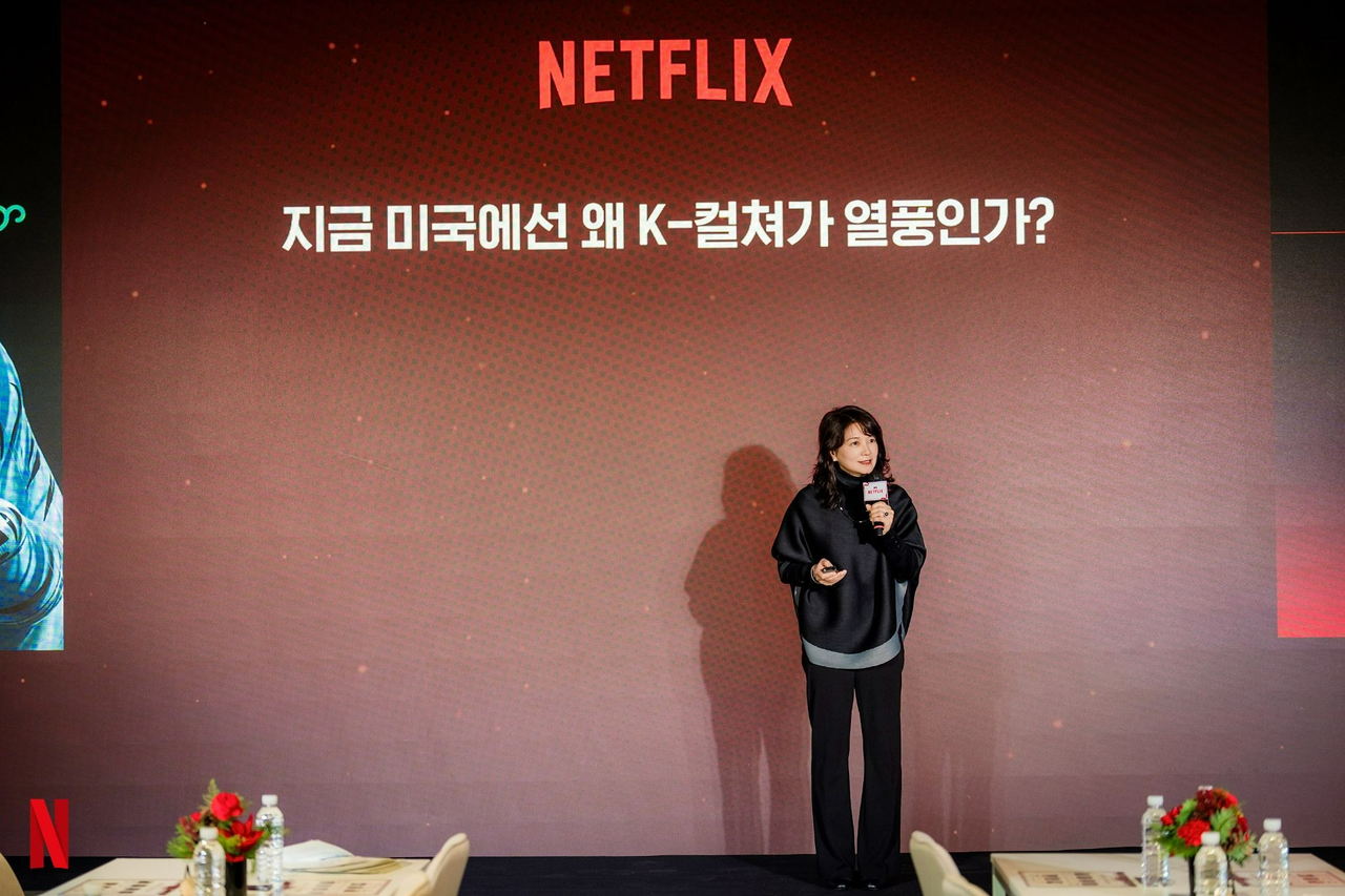 23일 오후 성수에서 열린 2025 넷플릭스 연말 기자 송년회의 ‘한류 인사이트’ 세션에서 김숙영 UCLA 연극·공연학과 교수가 강연을 진행하고 있다. [넷플릭스 제공]