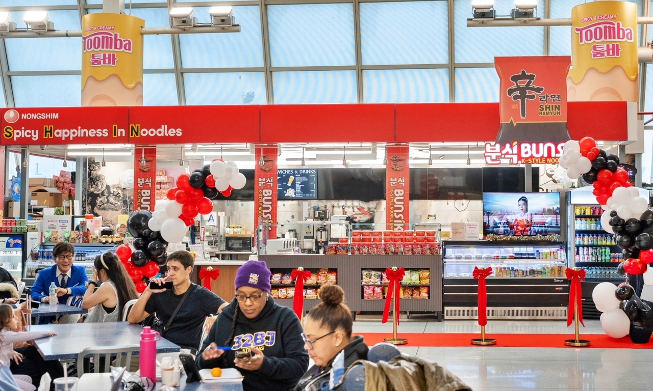 Visitors wait in Nongshim’s Shin Ramyun cafeteria at Terminal 1 of John F. Kennedy International Airport in New York. The Korean instant noodle maker opened the outlet Friday as part of its experiential marketing push at major global travel hubs. The JFK location marks Nongshim’s fourth overseas Shin Ramyun cafeteria, following launches in Machu Picchu, Peru, Tokyo and Ho Chi Minh City, Vietnam. (Nongshim)