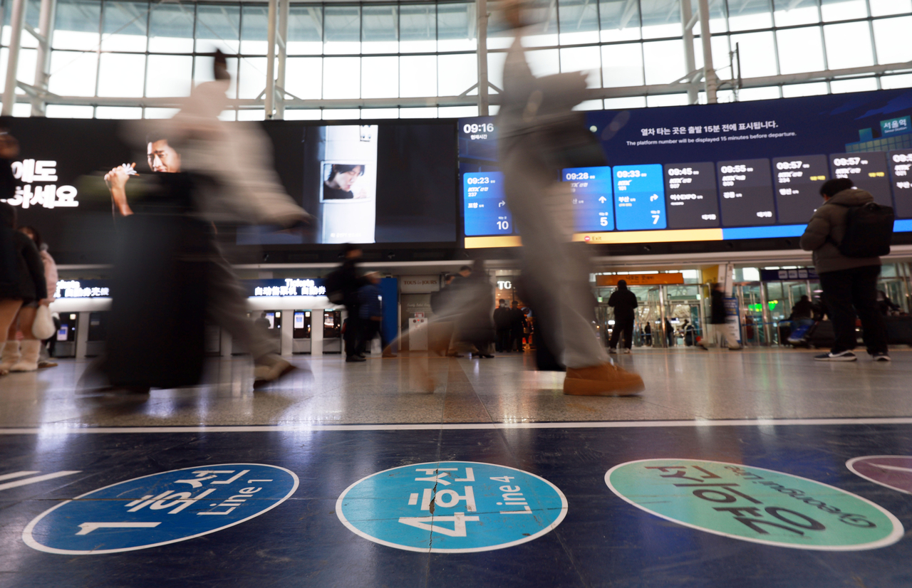 People walk through Seoul Station on Tuesday as all trains remain in operation after the railway workers' union decided to shelve their strike initially scheduled to start that day. (Yonhap)