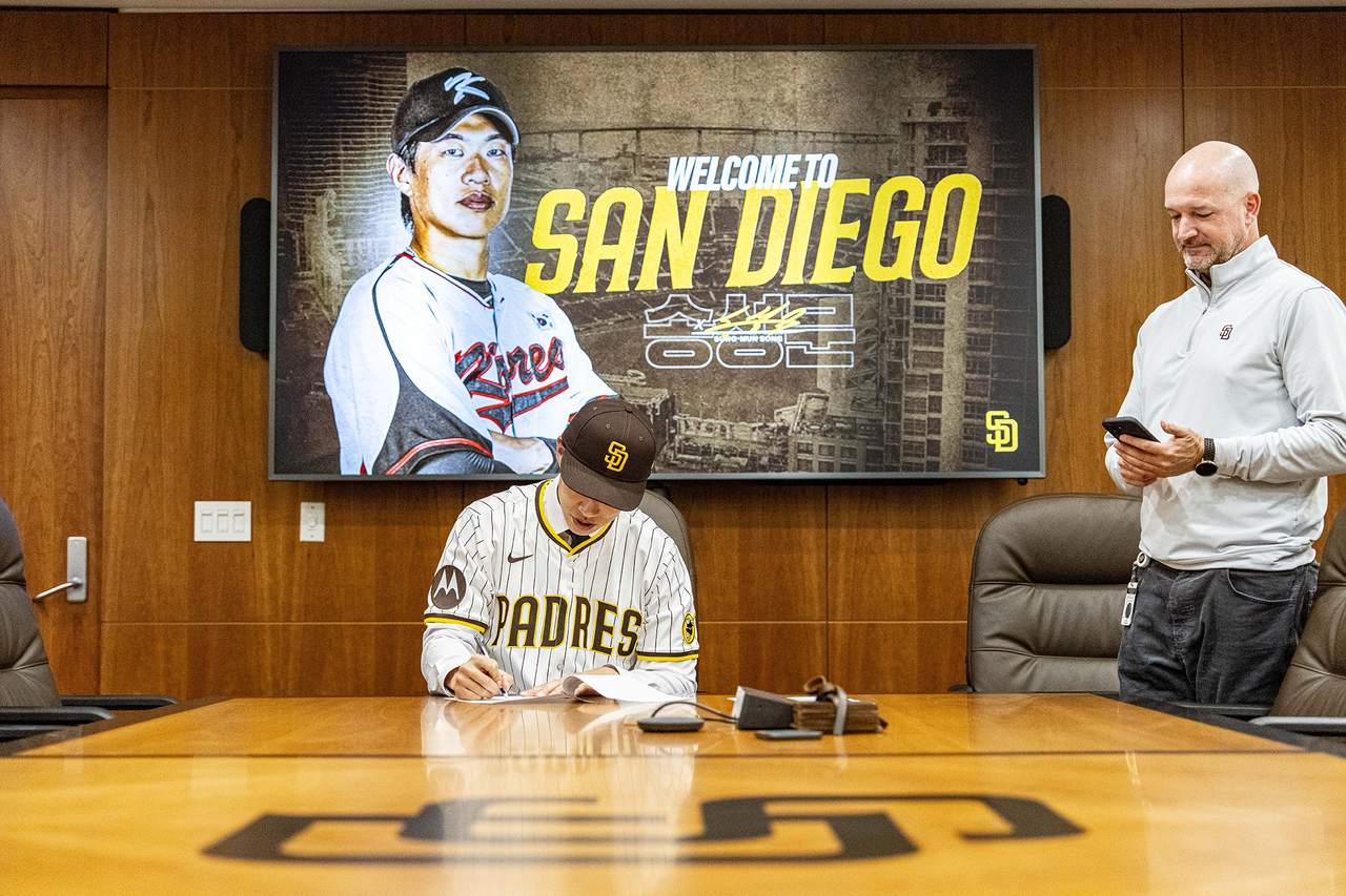 한국 야구선수 송성문이 구단과 4년 계약을 체결한 모습이 화요일 그의 전 소속팀 키움 히어로즈가 제공한 사진이다. (연합)