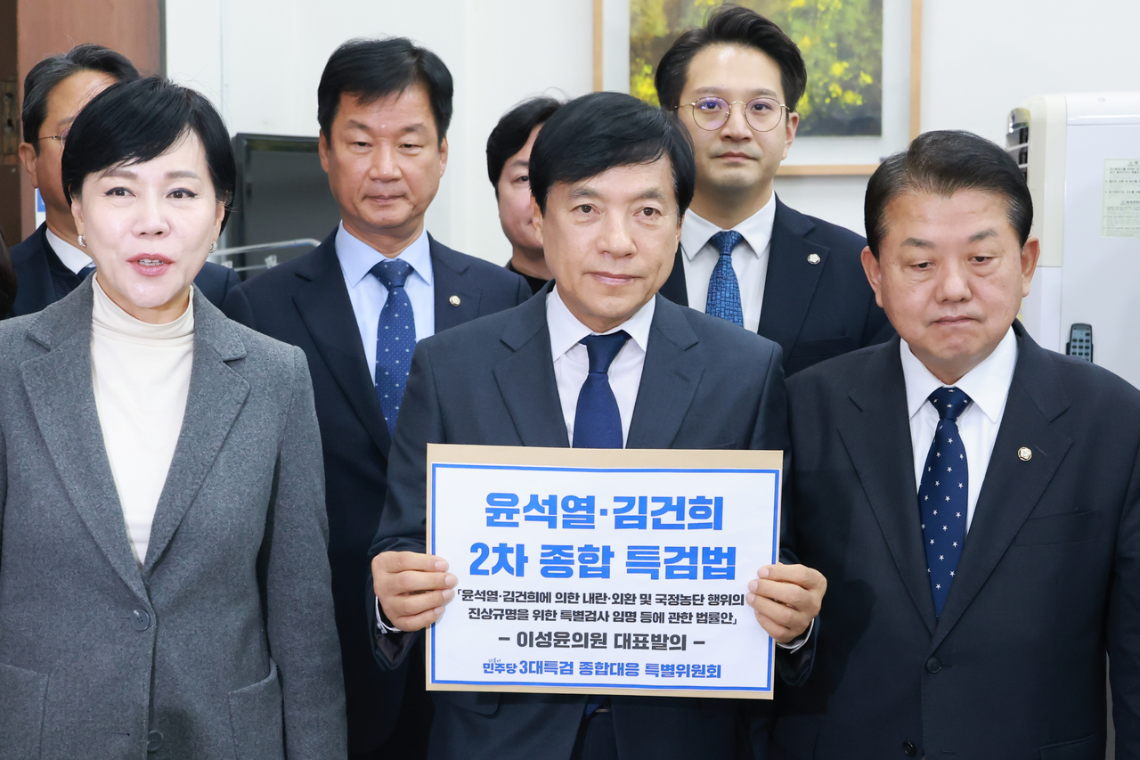 Democratic Party of Korea Rep. Lee Sung-yoon (center) submits a bill calling for a second comprehensive special counsel investigation into allegations surrounding former President Yoon Suk Yeol and his wife Kim Keon Hee to the National Assembly’s bill office on Monday. (Yonhap)