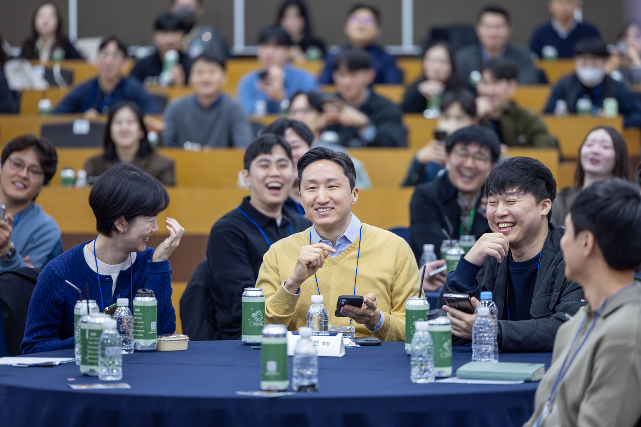 HD Hyundai Chairman Chung Ki-sun (center) meets with Gen Z employees at the HD Hyundai Heavy Industries Human Resources Development Center in Ulsan on Tuesday. The “Hi-Five Day” session brought together about 170 young staff members, including 97 "change agents," from group affiliates to share ideas on workplace culture and execution. Chung stressed mutual respect, open communication and strong execution as pillars of HD Hyundai’s cultural transformation. (HD Hyundai)