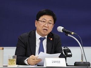 Education minister weighs expanding teachers' political rights