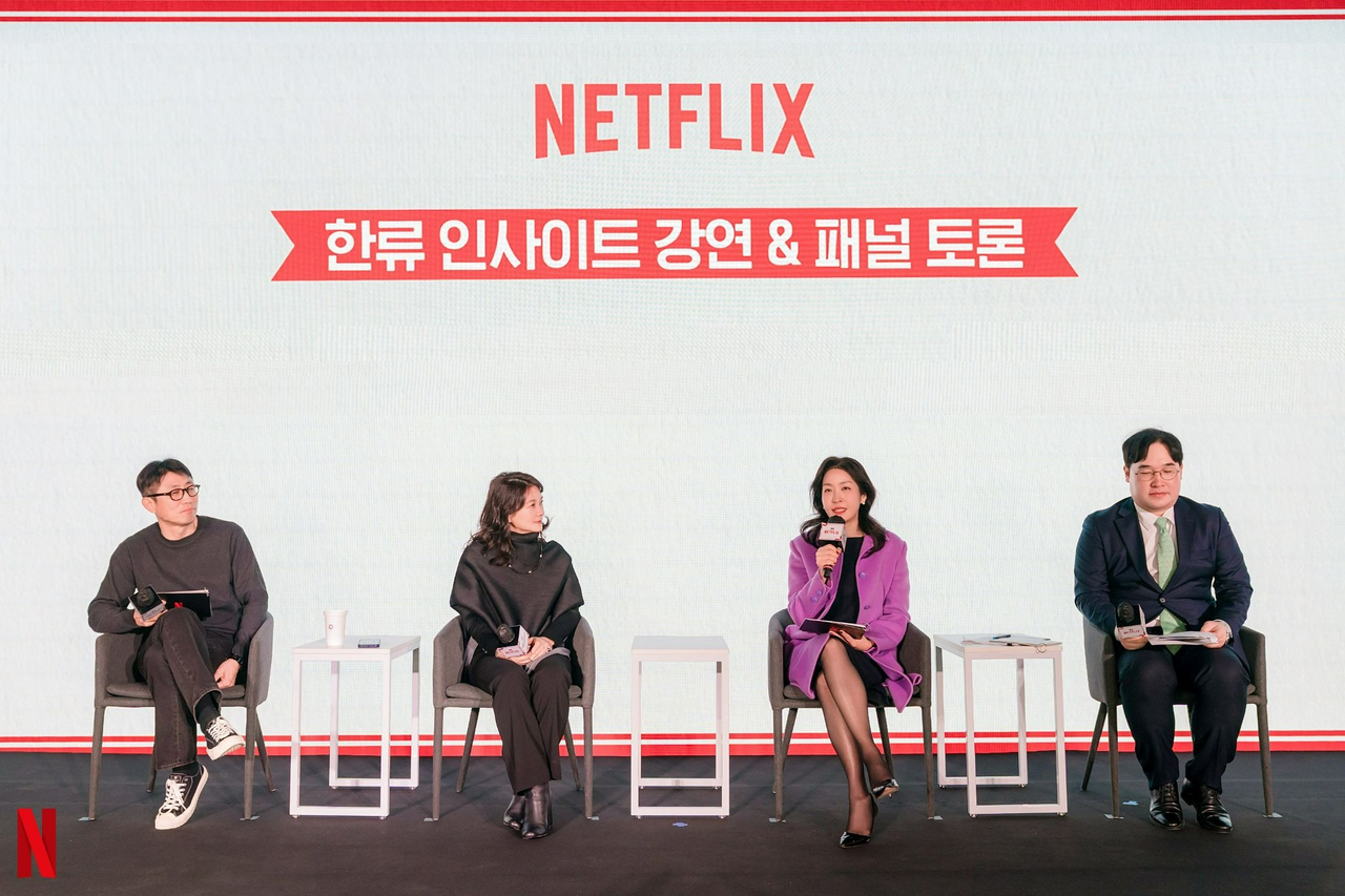 23일 오후 성수에서 열린 2025 넷플릭스 연말 기자 송년회의 ‘한류 인사이트’ 세션에서 (왼쪽부터) 김태훈 팝 칼럼니스트가 모더레이터로, 김숙영 UCLA 연극·공연학과 교수, 국립박물관문화재단 상품유통전략팀 이승은 차장, 대한무역투자진흥공사(코트라) 이상윤 한류 PM이 패널로 참여해 논의를 진행하고 있다. [넷플릭스 제공]