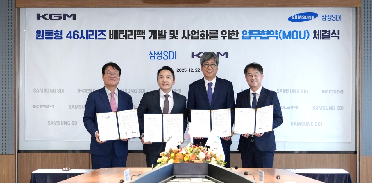 Choi Ick-kyu, executive vice president and head of the small battery division at Samsung SDI (center right), and Kwak Jeong-hyun, chief strategy officer at KGM (center left), pose at a memorandum of understanding signing ceremony in Seoul on Tuesday. (Samsung SDI)