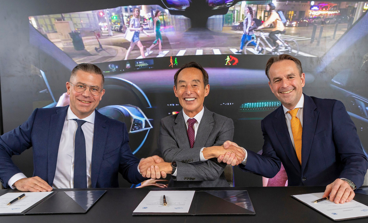 From left: Mathias Miedreich, chief executive officer of ZF, Sohn Young-kwon, chairman of the board of Harman, and Harman CEO Christian Sobottka (Samsung Electronics)