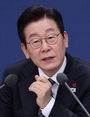 李 대통령까지 나섰다...'1100' 고지 노리는 코스닥, AI·에너지·우주... - 뉴스 썸네일 이미지