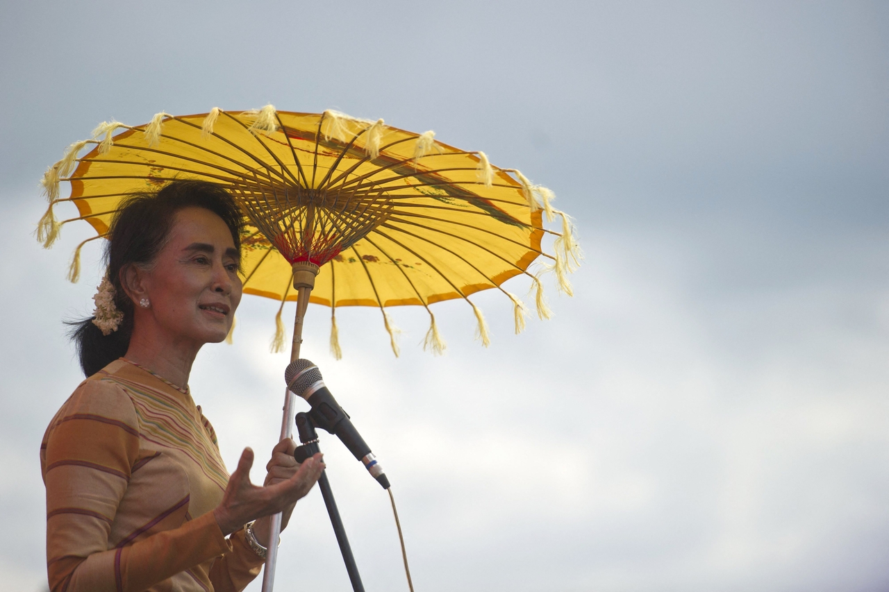 Aung San Suu Kyi delivers a speech during a voter education campaign in Shan State, Myanmar, in September 2015. (AFP-Yonhap)