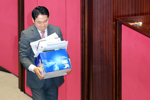 Opposition leader sets record for longest filibuster