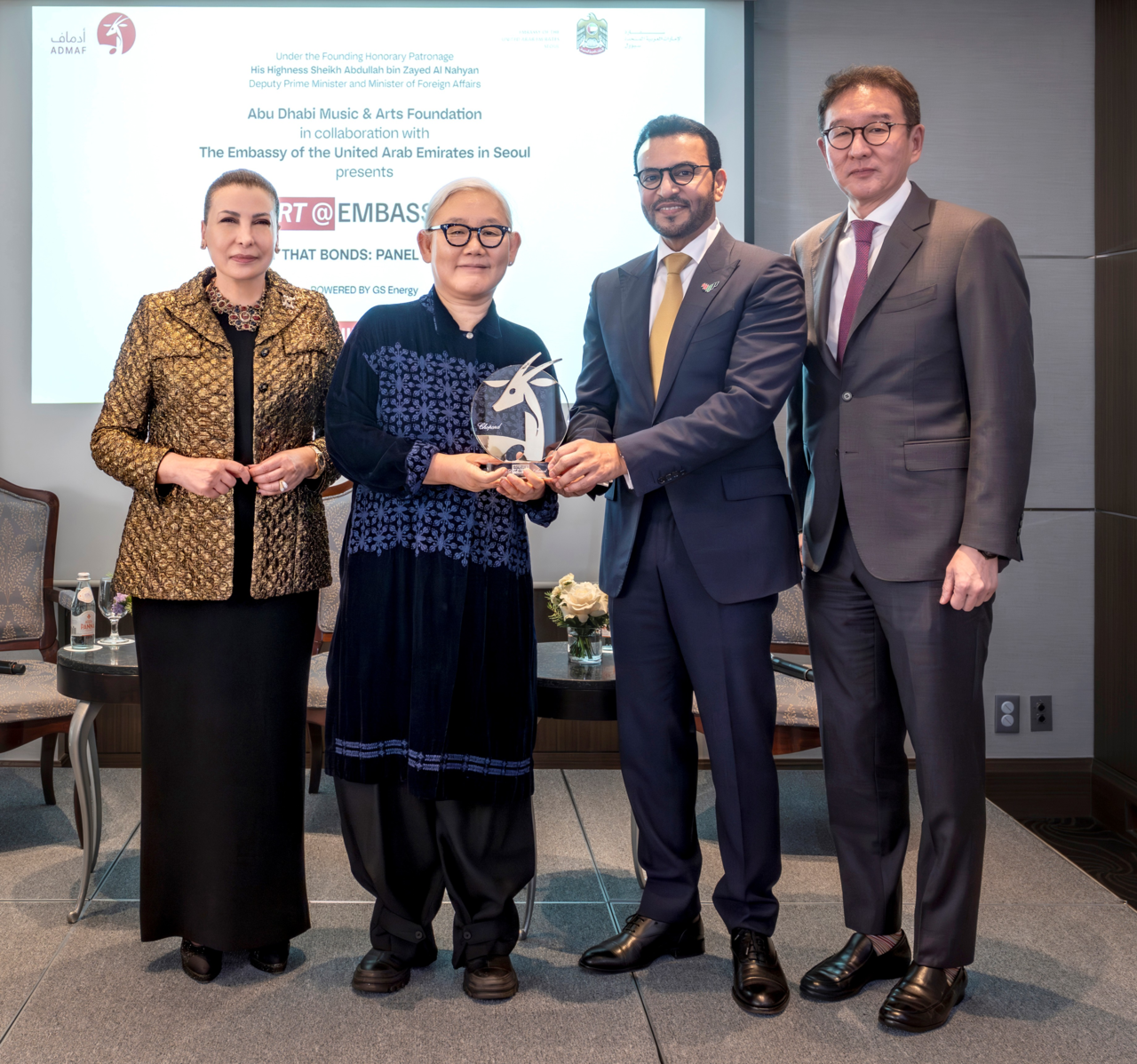United Arab Emirates Ambassador to Korea Abdulla Saif Al Nuaimi (second from right) presents the Abu Dhabi Festival Award to Korean contemporary artist Lee Bul (second from left) at a ceremony at Lotte Hotel in Seoul on Wednesday. ( UAE Embassy in Seoul)