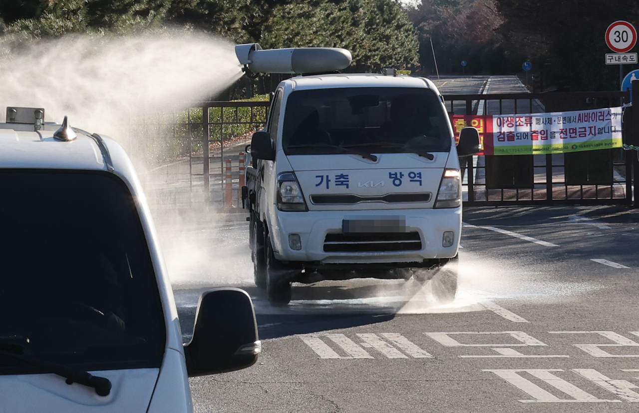 A truck sprays disinfectant at a park in Busan, about 330 kilometers southeast of Seoul, on Dec. 9, amid concerns over the spread of highly pathogenic avian influenza. (Yonhap)