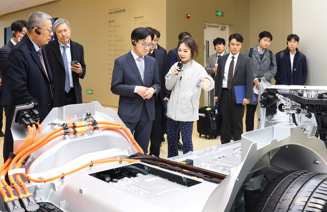 Industry Minister Kim Jung-kwan visits a Xiaomi electric vehicle factory in Beijing, China, during his trip to China, Dec. 11-12. (MOTIR)