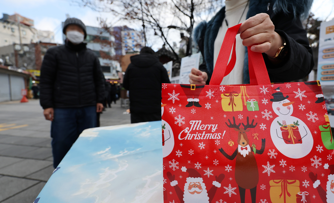 A lunch box handed out to older adults by the Jogye Order of Korean Buddhism at Tapgol Park in Jongno-gu, Seoul, on Wednesday. (Yonhap)