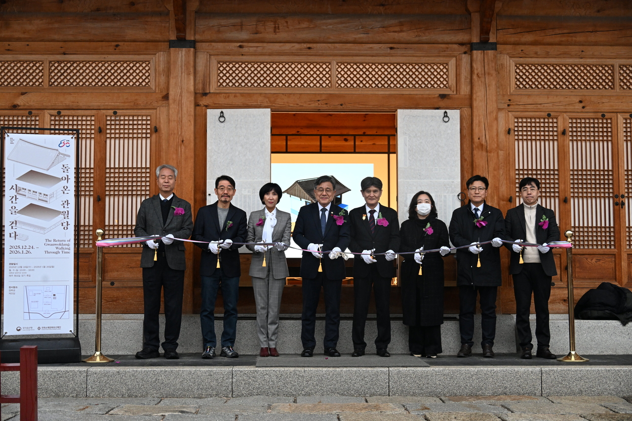 Huh Min (fourth from left), head of the Korea Heritage Service, and Sato Takao (fourth from right) attend an opening ceremony for the special exhibition "The Return of Gwanwoldang: Walking Through Time" on Tuesday. (Korea Heritage Service)