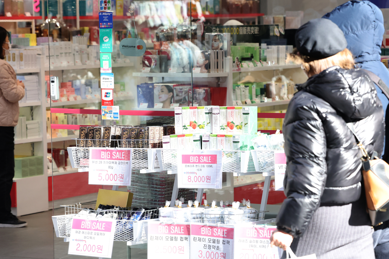 A cosmetics store in central Seoul on Sunday. (Yonhap)