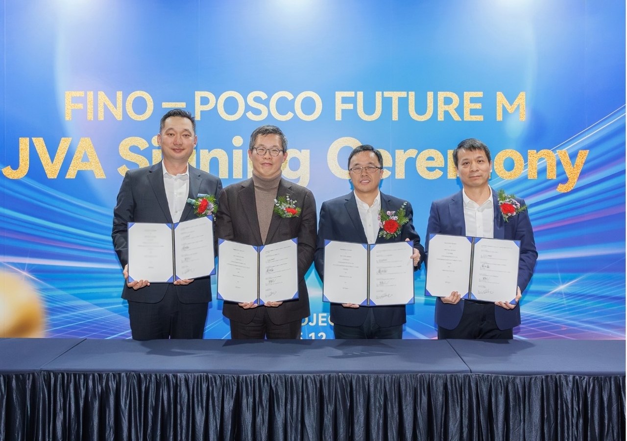 From left: Fino CEO Kim Dong-hwan; Yoon Tae-il, head of energy materials marketing at Posco Future M; CNGR Vice President Zhu Zongyuan; and C&P Advanced Technology CEO Dai Zhufu pose for a photo at the joint venture agreement signing ceremony in Fino headquarters in Anyang, Gyeonggi Province, Tuesday. (Posco Future M)
