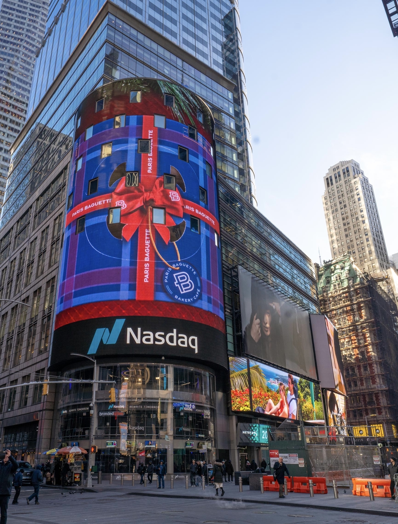 Paris Baguette’s holiday season promotional video is displayed on Nasdaq MarketSite’s electronic billboard in New York’s Times Square. SPC Group on Wednesday announced its use of Times Square advertising to boost brand recognition among US consumers, positioning the Korean bakery chain as a top-of-mind brand during the holiday season. Paris Baguette entered the US market in 2005 and now operates about 270 outlets across North America. (SPC Group)
