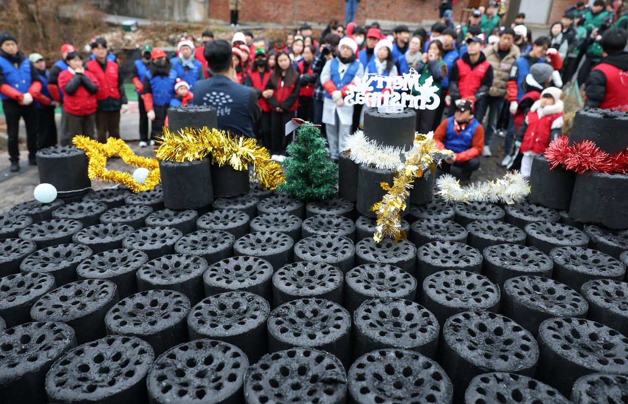 Making Christmas warmer - The Korea Herald