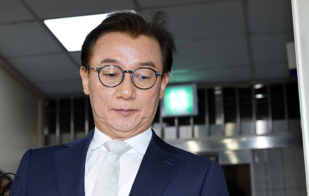 Former Oceans Minister Chun Jae-soo arrives at the National Police Agency's headquarters in western Seoul on Friday, to undergo questioning about allegations of receiving cash and luxury gifts from the Unification Church. (Yonhap)