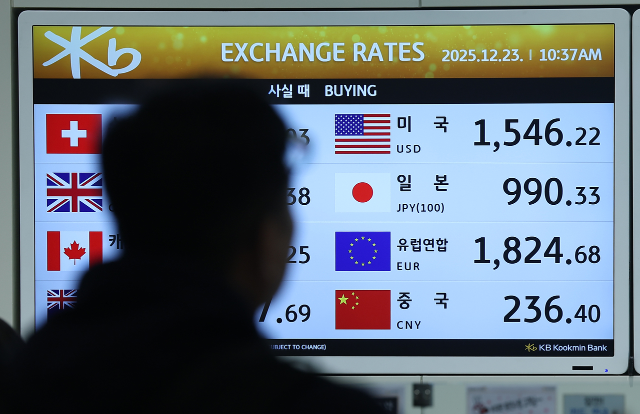 This photo taken Tuesday, shows a currency exchange booth at Incheon International Airport, west of Seoul. (Yonhap)