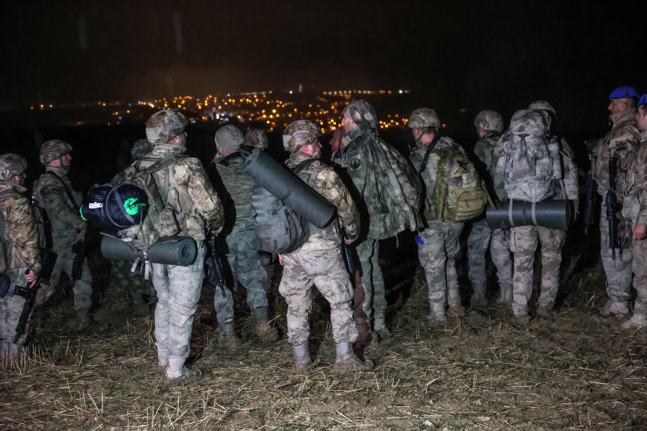 Turkish soldiers stand guard at the wreckage site of a jet in the Haymana district of Ankara, Tuesday. (AFP-Yonhap)