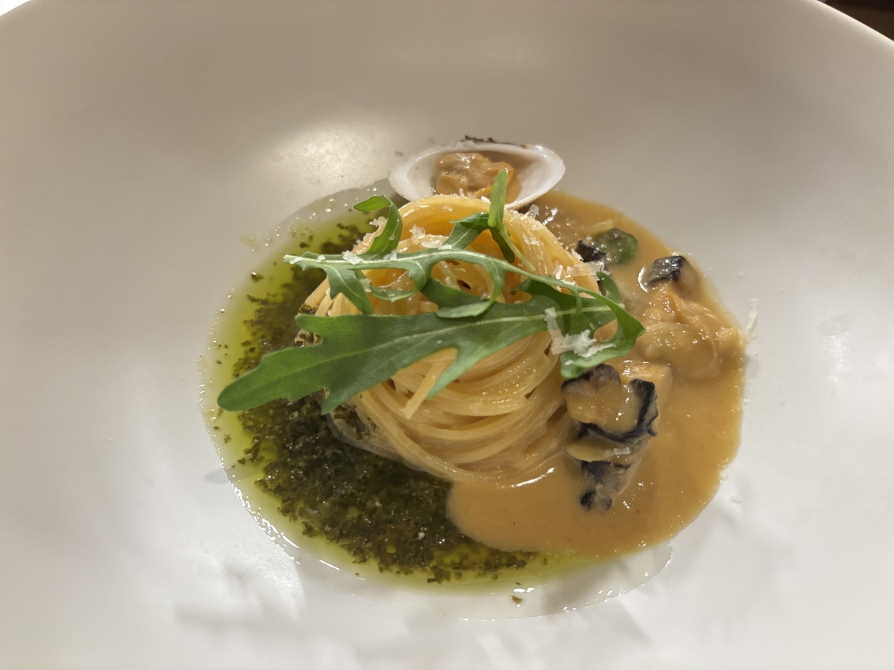 Soybean paste pasta with river snails and ark shell clams (Hong Yoo/The Korea Herald)
