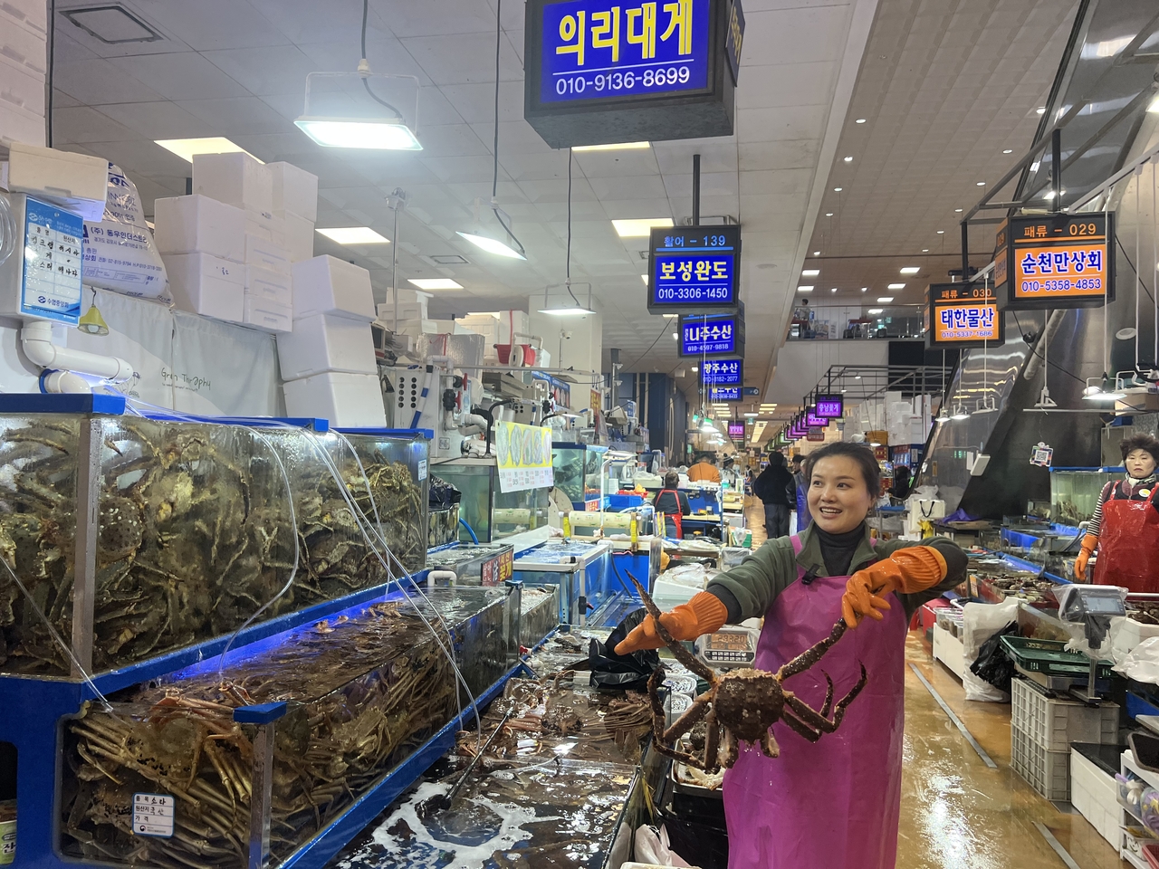 The owner of the “Uiri Daegae” shop holds a king crab at Noryangjin Fish Market in Dongjak-gu, Seoul, Saturday. (Kim Jae-heun/The Korea Herald)