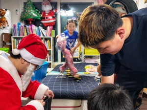 Seoul Santas deliver presents to over 800 children