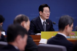 Spy agency considers giving Koreans wider access to NK media