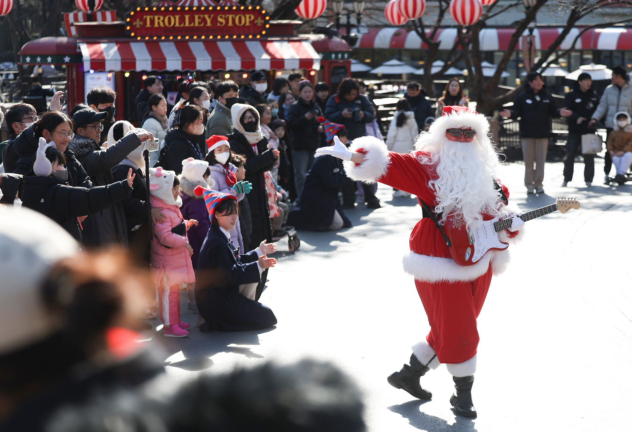 Santa pulls out an electric guitar at Daegu's E-World. (Yonhap)