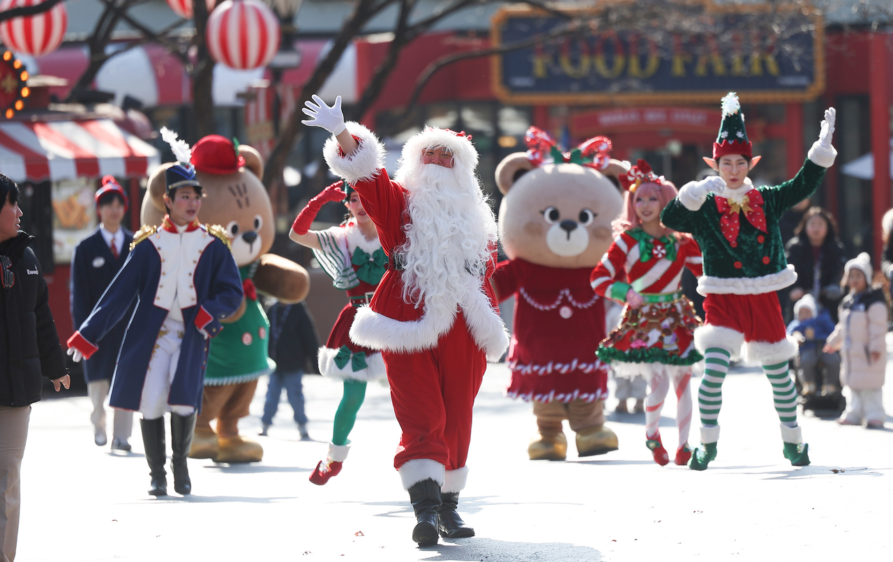 Christmas parade at E-World, an amusement park in Daegu. (Yonhap)