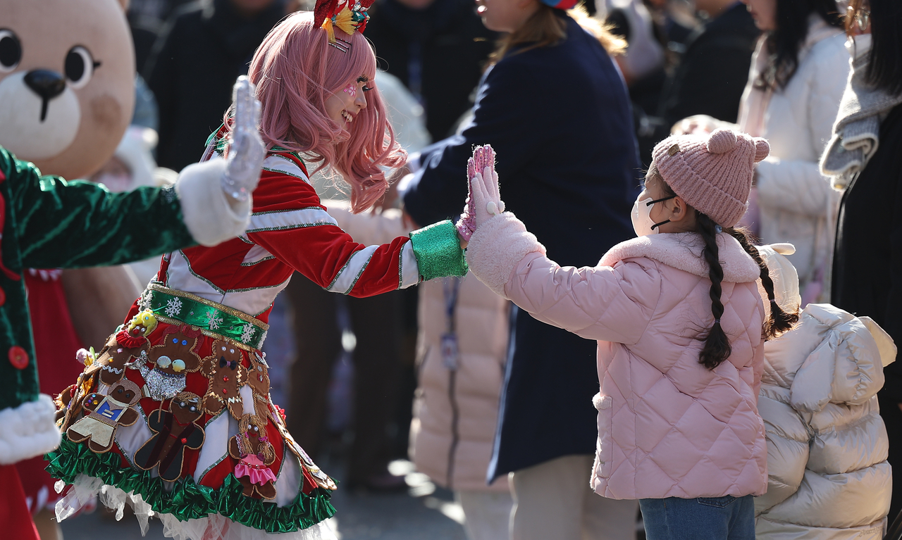 Children greet Christmas creatures at Daegu's E-World. (Yonhap)
