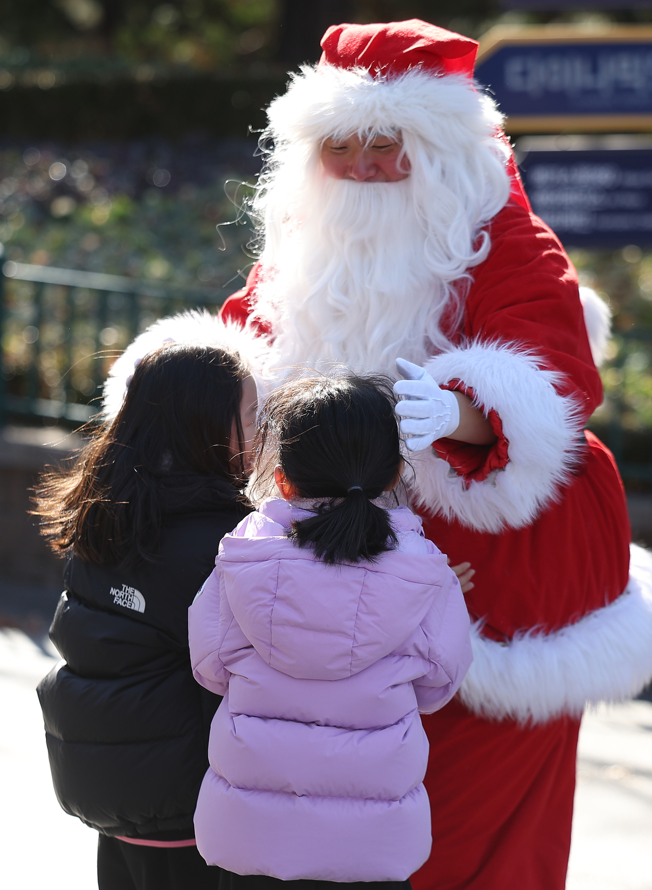 Children meet Korean Santa at Daegu's E-World. (Yonhap)