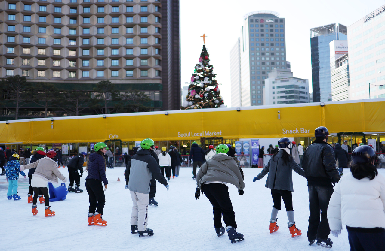 The ice skating rink at Seoul Plaza is another hotspot for Christmas celebrations. The skating rink will operate through Feb. 8. (Yonhap)