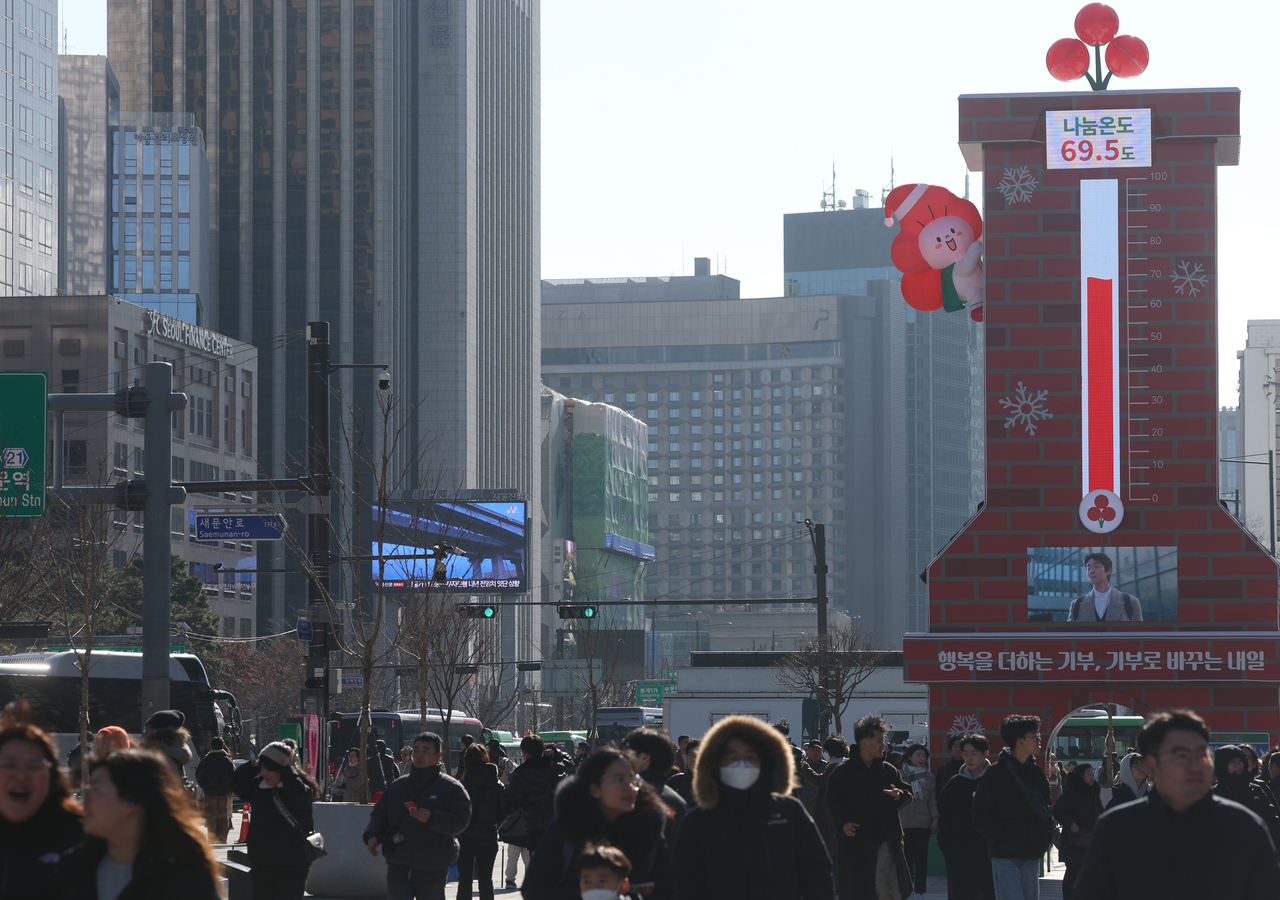 While temperatures fell below freezing, the Love Thermometer in Gwanghwamun, which symbolizes the public's collective donations, read 69.5 degrees Celsius. The temperature indicates that 69.5 percent of the national fundraising target has been reached. (Yonhap)