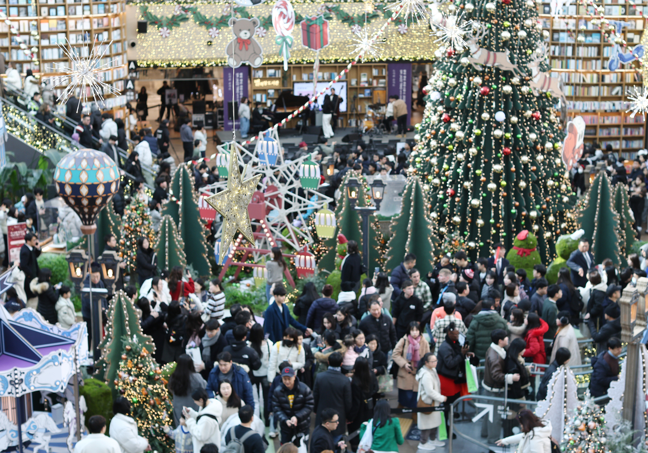 The Starfield Library at Coex Mall is overwhelmed with guests. (Yonhap)