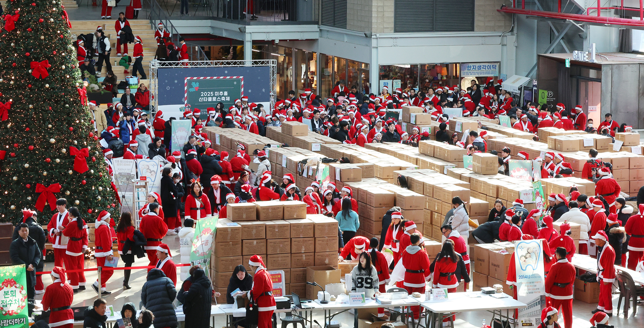 On this day, around 1,000 Santas delivered gift boxes containing blankets, daily necessities and meal kits to 2,000 households in Incheon. (Yonhap)