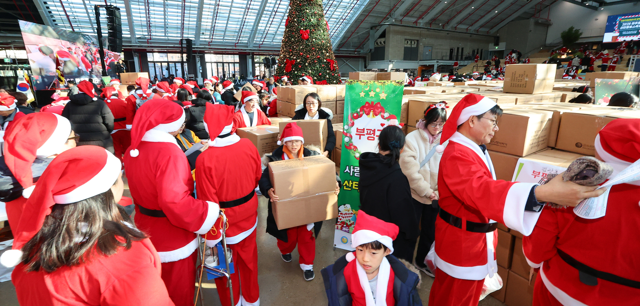 On this day, around 1,000 Santas delivered gift boxes containing blankets, daily necessities and meal kits to 2,000 households in Incheon. (Yonhap)
