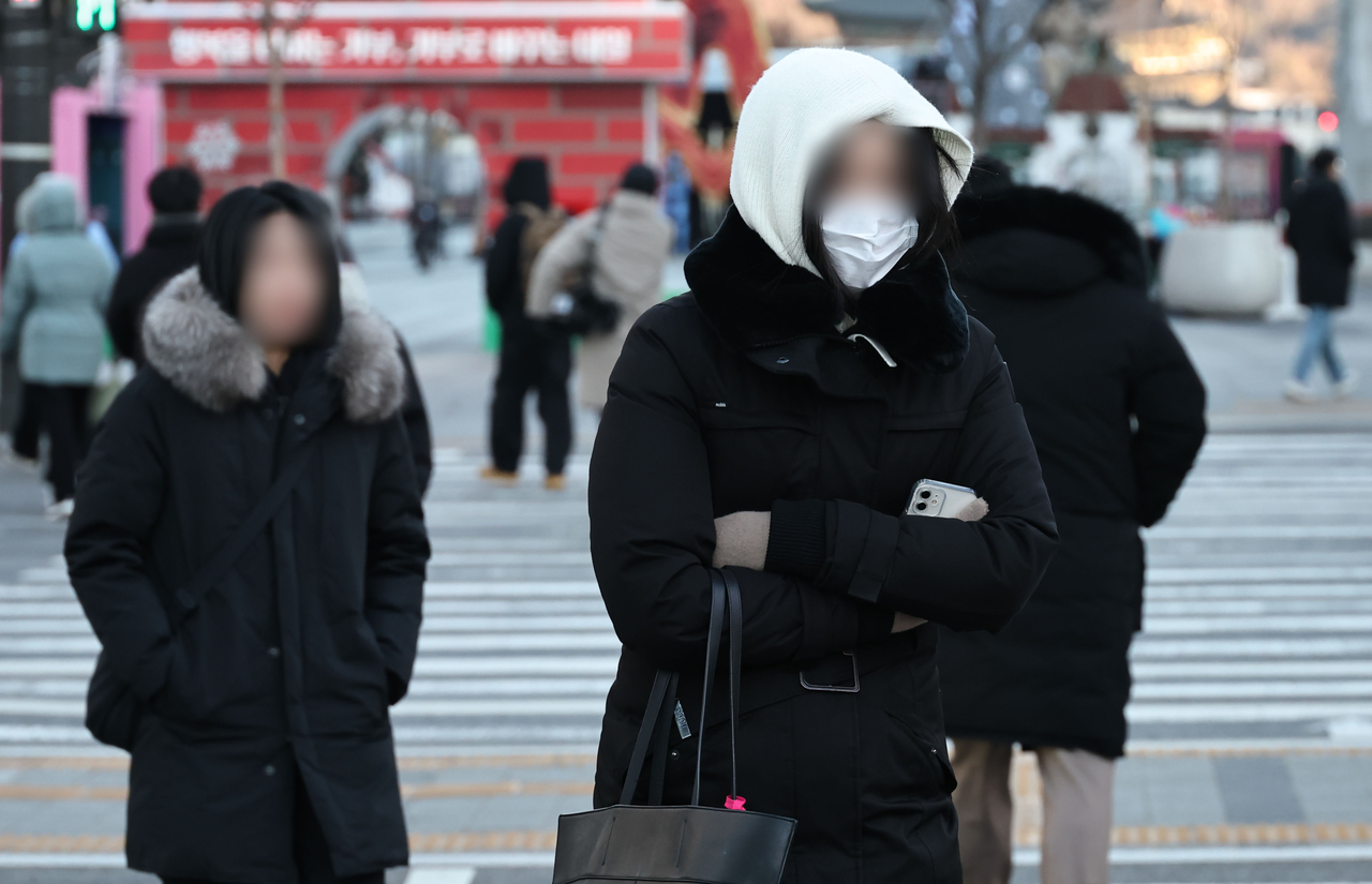 Commuters make their way through Gwanghwamun Square in central Seoul on Friday when wind chill temperatures fell to minus 20 degrees Celsius. (Yonhap)