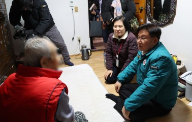박강수 마포구청장(오른쪽)이 한파주의보가 내린 12월 26일 오후 4시 주거취약가구를 방문해 “추운 날씨에 난방은 잘 되는지, 불편한 점은 없는지”를 묻고 있다.