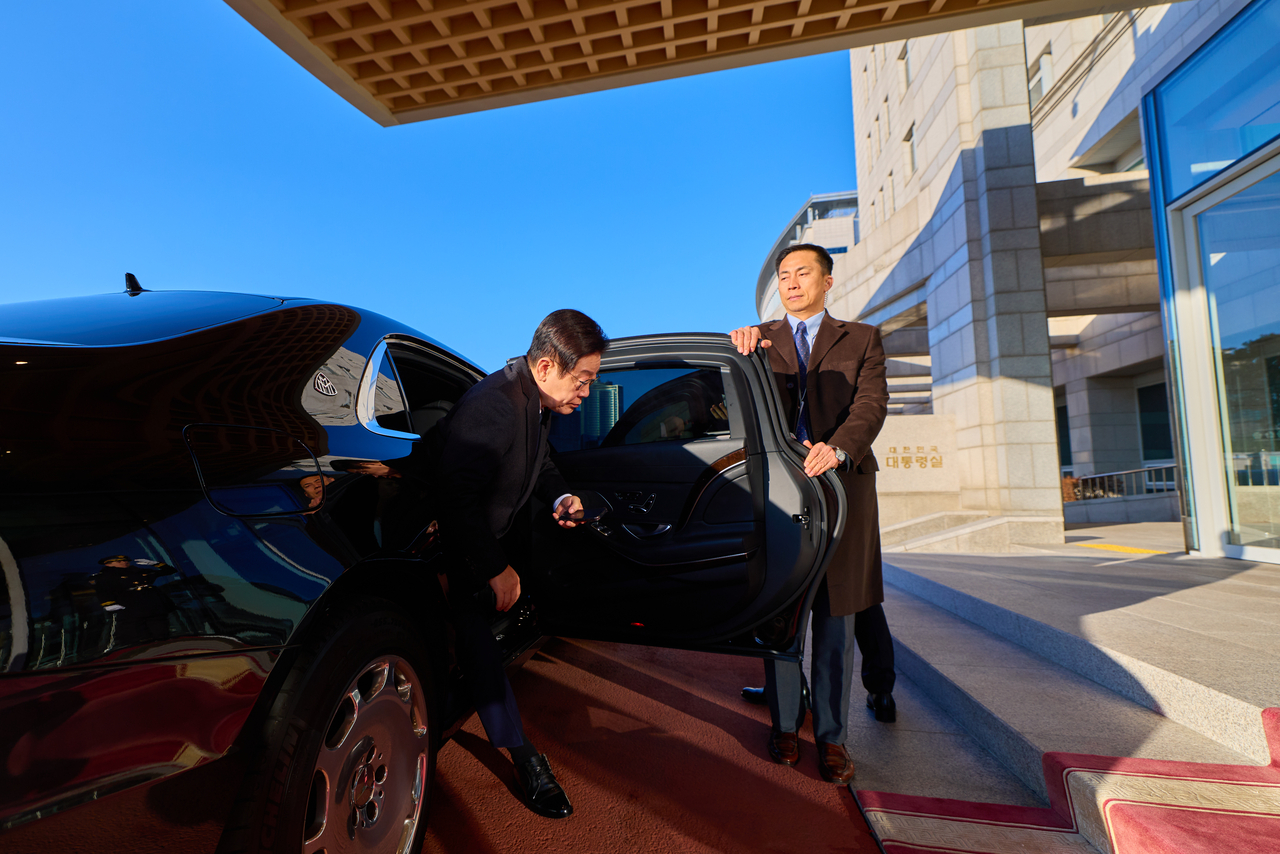 President Lee Jae Myung (left) commutes to the presidential office in Yongsan-gu, Seoul, Friday. (Presidential office)
